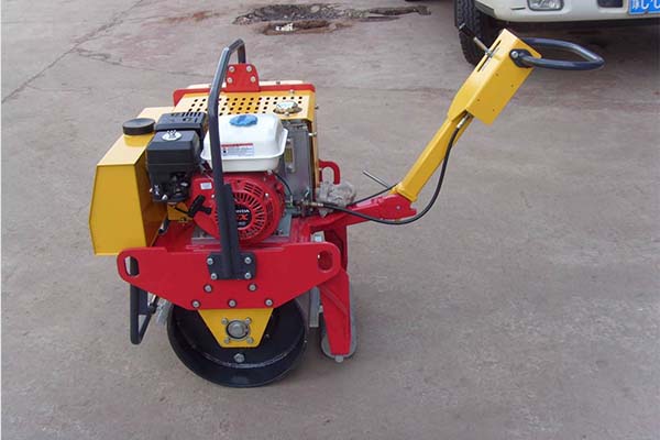 小型<a href='http://www.cnledworld.com' target='_blank'>壓路機(jī)</a> 小型<a href='http://www.cnledworld.com' target='_blank'>壓路機(jī)</a>